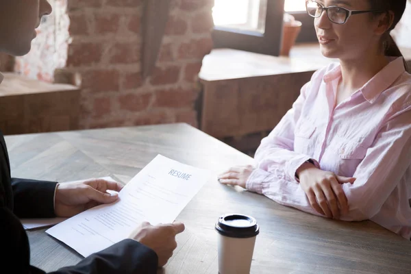 HR manager asks questions about resume to female applicant. — Stock Photo, Image