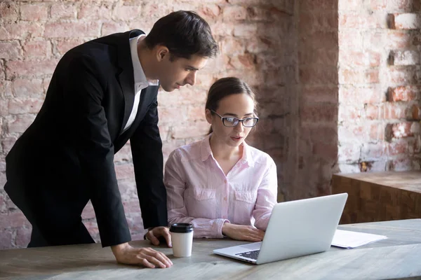 Empresaria explica tarea a empleado, hombre mirando el ordenador portátil , — Foto de Stock