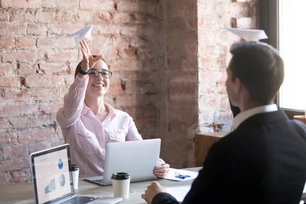 Kontorsarbetare lanserar papper flygplan tillsammans i office. — Stockfoto