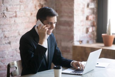 Haber okurken Evet mutlu işadamı.