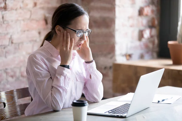 Mulher de negócios chocada olhando para a tela do laptop com medo . — Fotografia de Stock