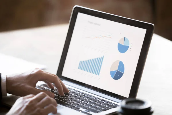 Handen van zakenman werken in een laptop close-up. — Stockfoto