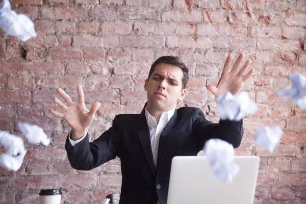 Wütender müder Geschäftsmann kündigt Job, wirft zerknülltes Papier — Stockfoto