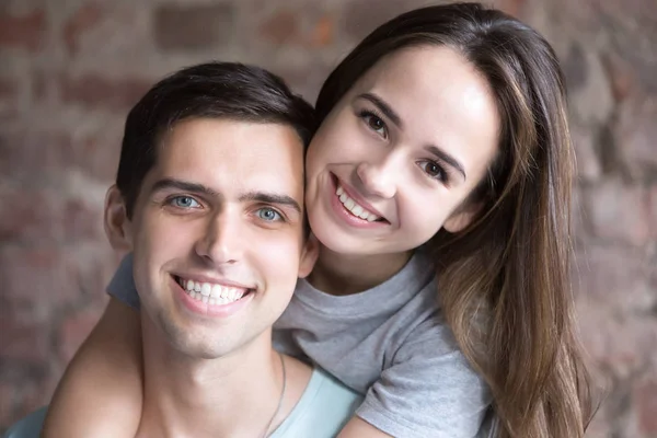 Retrato de pareja joven enamorada, gente sonriente —  Fotos de Stock