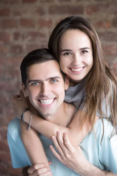 Ritratto di giovane coppia innamorata, persone sorridenti — Foto Stock
