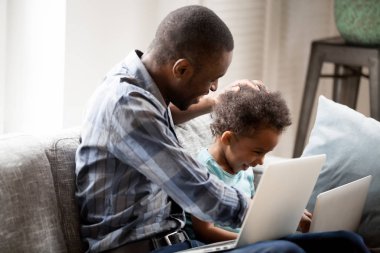 Mutlu bir Afro-Amerikan aile dizüstü birlikte evde kullanma