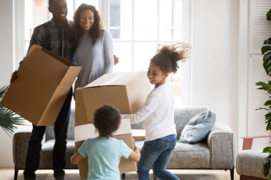 Mutlu büyük Afro-Amerikan aile yeni eve taşındım