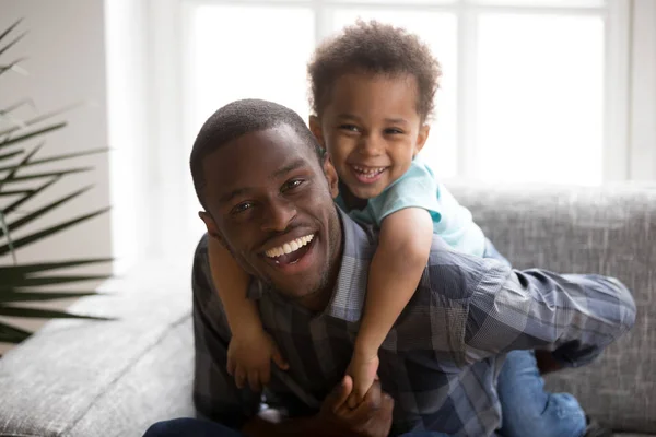 Portrait de la tête heureux afro-américain famille — Photo
