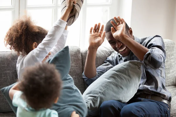 Mutlu bir Afro-Amerikan aile birlikte evde oynamak — Stok fotoğraf