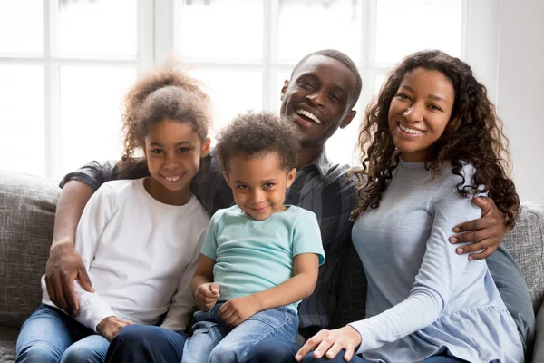 Portrait d'une grande famille afro-américaine heureuse à la maison — Photo