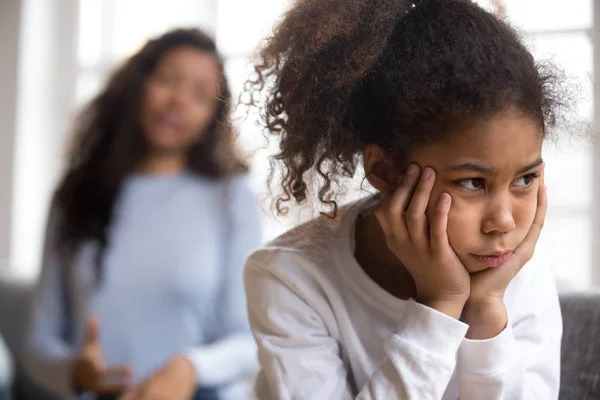 Beleidigtes afrikanisch-amerikanisches Vorschulmädchen blickt in die Ferne — Stockfoto