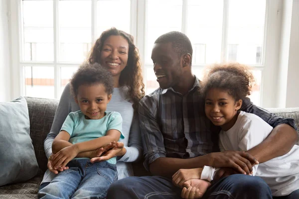 Portrait grande famille afro-américaine assise ensemble — Photo