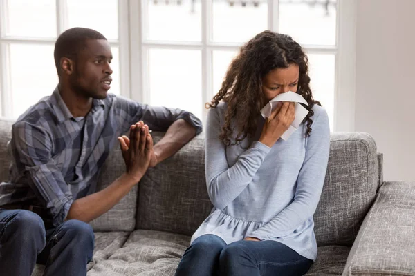 Frustrated African American man apologizing to woman after quarr — Stock Photo, Image