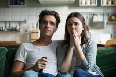 Evde kanepede oturup tv izlerken Çift 