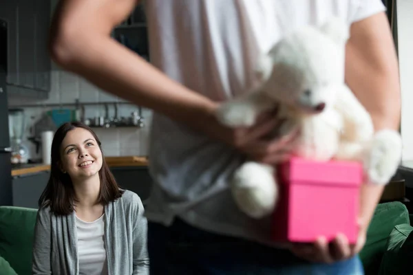 Novio tiene un regalo para la chica amada — Foto de Stock