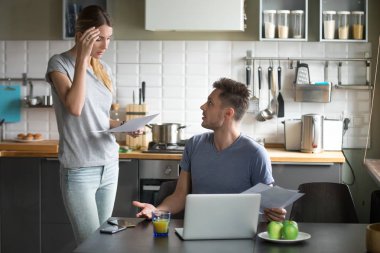 Kızgın adam kadın belgelerin, incelenmesi, suçlamayı faturaları