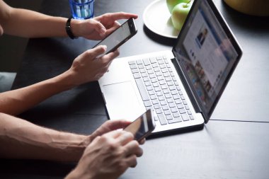 Genç çift smartphones, sosyal ağlar denetimi kullanma