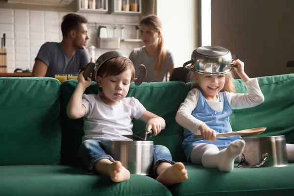 Feliz pré-escolar bonito menina e menino brincando com utensílios de cozinha toget — Fotografia de Stock