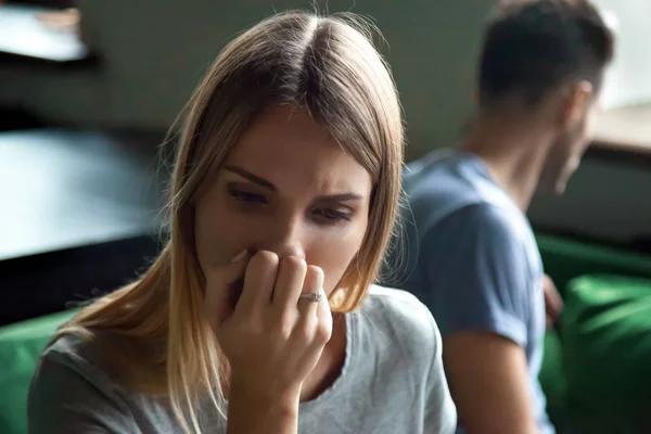 Retrato de mujer frustrada ofendida con el hombre —  Fotos de Stock