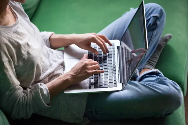 Ontspannen vrouw zittend op de Bank en het gebruik van laptop — Stockfoto