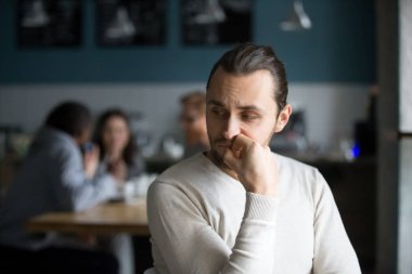 Erkek kovulmuş hissediyorum yalnız tek başına kafede oturmak üzgün
