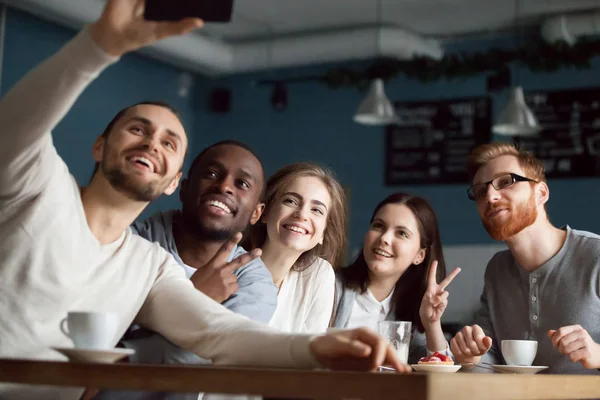 Amici felici sorridono facendo selfie su smartphone — Foto Stock