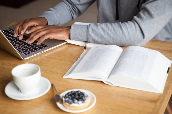 Close up of guy using laptop sitting in cafe — Stock Photo, Image