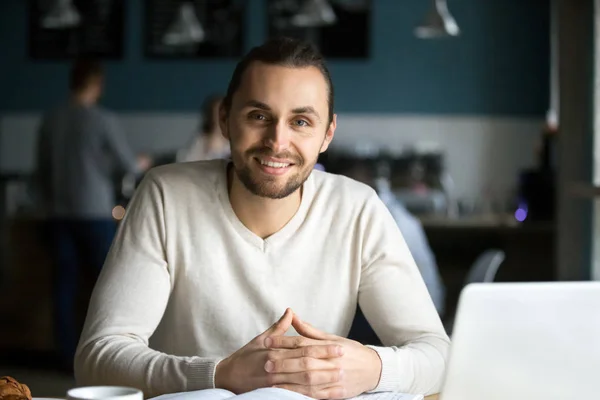 Ritratto di studente maschio sorridente che studia in un caffè — Foto Stock