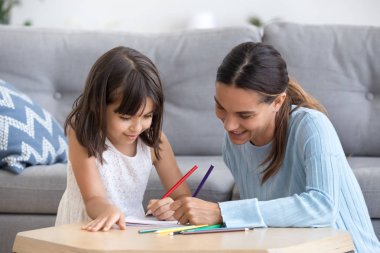 Anne ve kızı birlikte oturma odasında çizim 