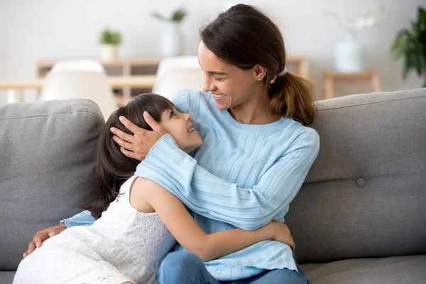 Mulat mama en dochter kijken elkaar zitten binnenshuis — Stockfoto