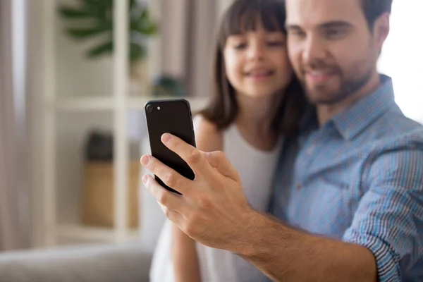 Vader en dochter gebruikend smartphone maken selfie fotografie — Stockfoto