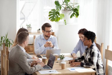 Geçici ofis D'de beyin fırtınası gülümseyen çeşitli iş arkadaşları