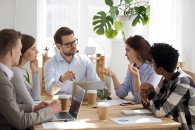 Farklı çalışanlar iş ofis toplantıda beyin fırtınası