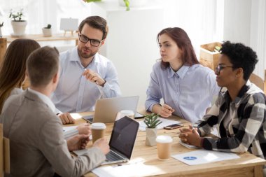 Çeşitli bin yıllık çalışanların ofis toplantısında işbirliği