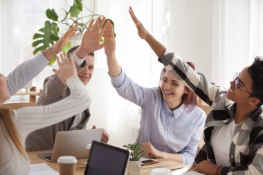 Gülümseyen iş arkadaşları elele office teambuildi katılan