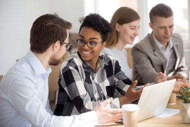 Heyecanlı farklı insanlar rahat office Toplantısında konuşuyor