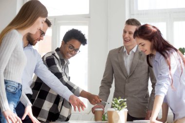 Heyecanlı çeşitli çalışanları ofiste beyin fırtınası eğlenceler