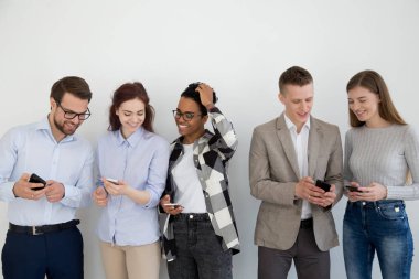 Akıllı telefonlar kullanarak sırasındaki çeşitli gençlerin iletişim