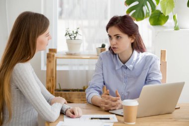 Kadın ortakları sözleşme tartışırken office masada konuşmak