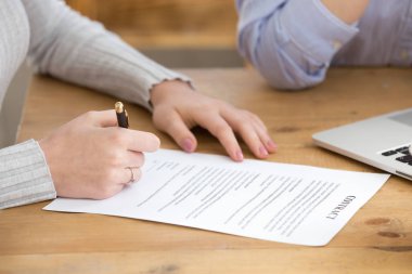 Ofiste iş sözleşmesi imzalama kadının yakın çekim