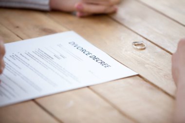 Çift işareti boşanma kağıtları Avukatlar ofisi kapat