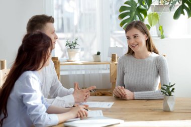 Kendine güvenen kadın başvuran işverenler ile görüşmede konuşmak