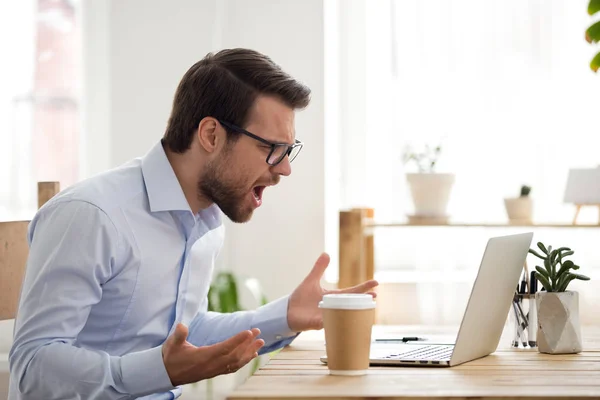 Furious male employee have laptop problems while working — Stock Photo, Image
