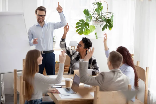 Diverse millennial employees engaged in teambuilding activity — Stock Photo, Image