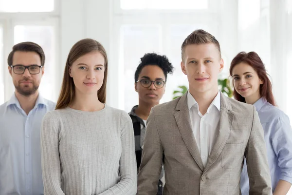 Porträtt av framgångsrika tusenåriga multiracial team poserar tillsam — Stockfoto