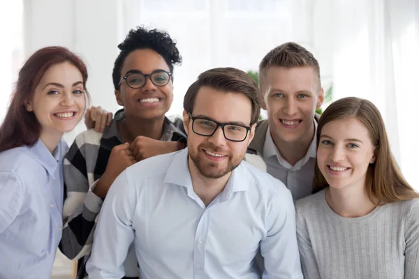 Retrato de sorrindo equipe milenar diversificada posando juntos — Fotografia de Stock