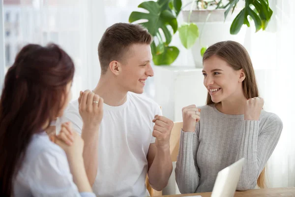 Ungt par glada signering kontrakt med mäklaren — Stockfoto