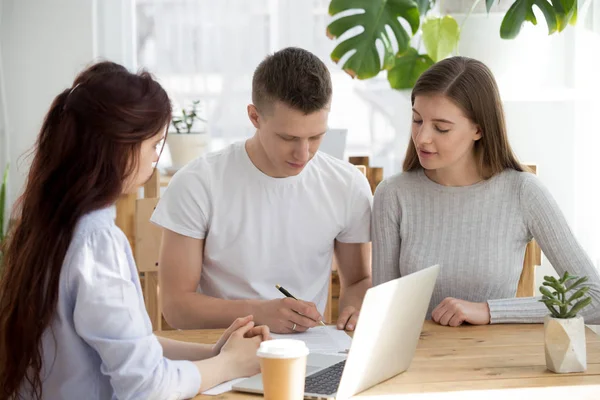 Millennial couple sign contract meeting with real estate agent — Stock Photo, Image