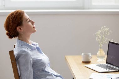 Yan görünümü kadın iş yerinde kapalı gözlerle dinlenme