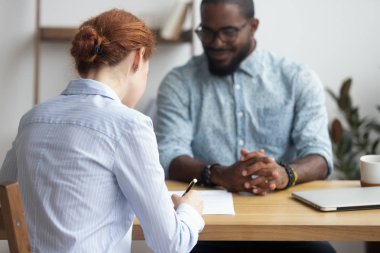 Ortaklar bitmiş müzakerelerin bir anlaşma imzalama sonra